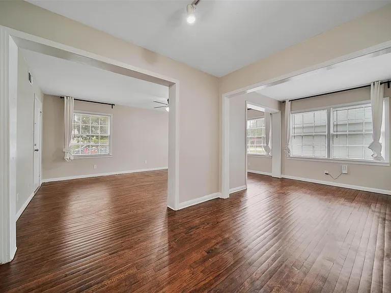 4505 Larch Ln — Photo 7