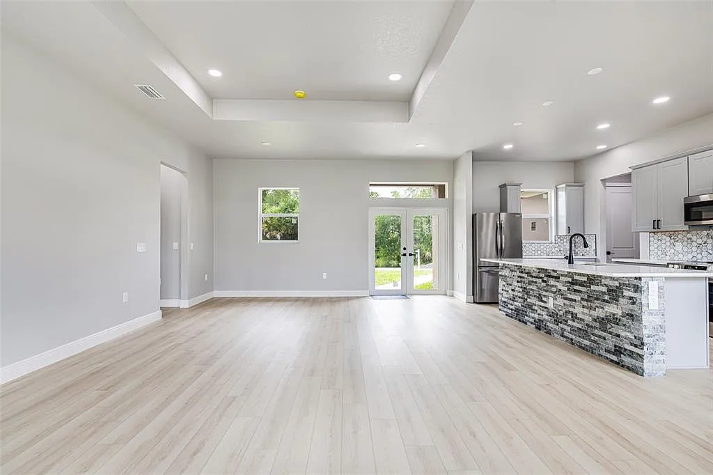 3 bed, 2.0 bath, 1783 sqft, $2,350 — Photo 2