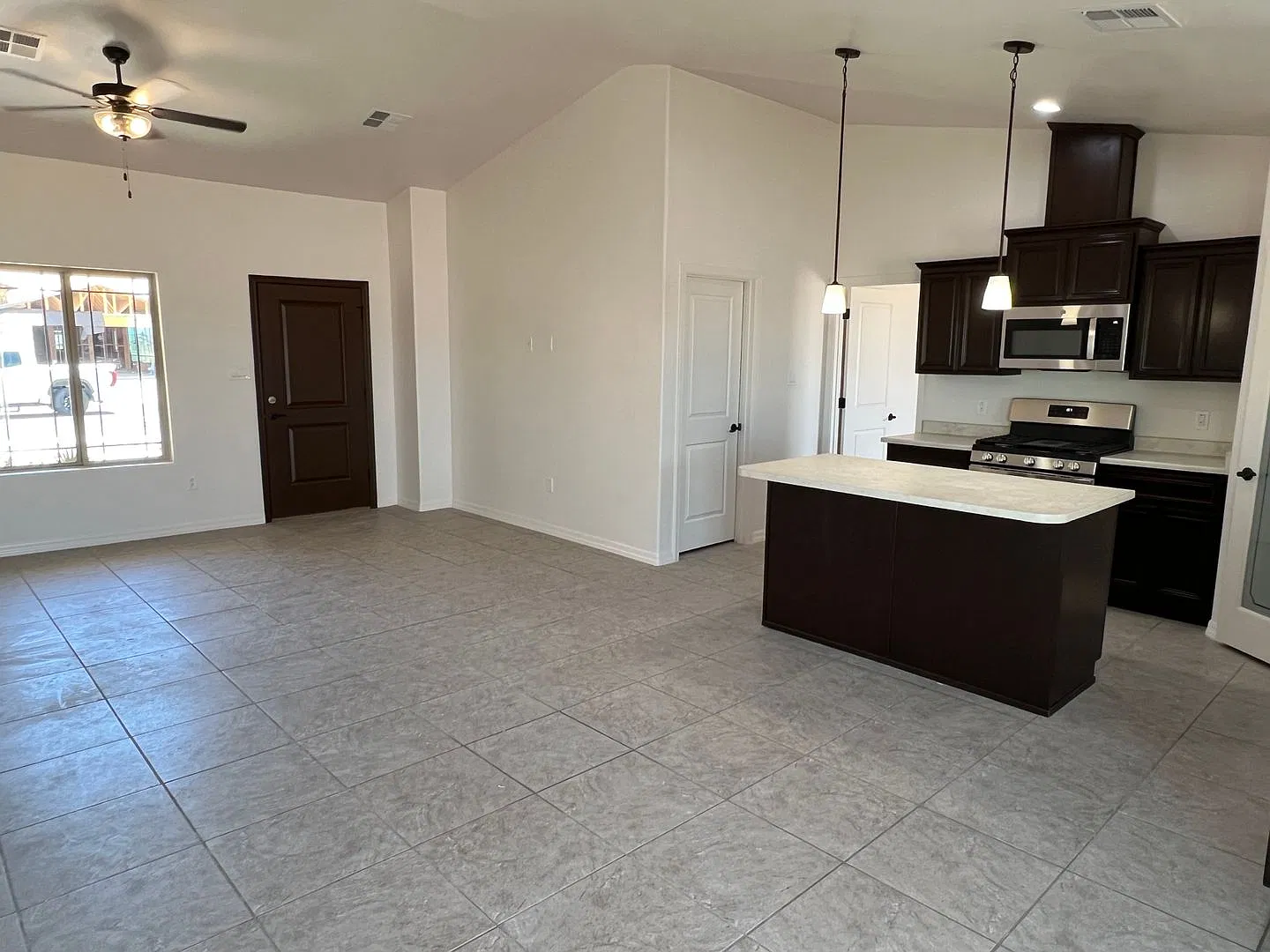 3 Bedroom Split Floor Plan with 2 bathrooms en San Luis AZ. Lista para rentar. — Photo 4
