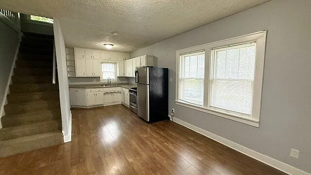 3 bed, 1.0 bath, 1856 sqft, $1,325 — Photo 4