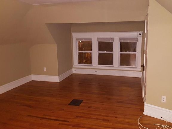 2nd image of 931 W Ferry St #3