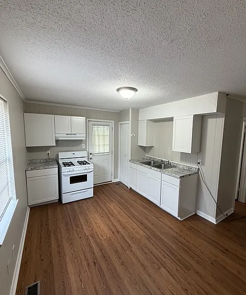 258 Oak St — Photo 6