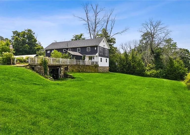 292 W Mill Rd #B — Photo 2