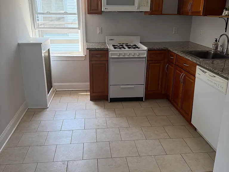 905 Grand Ave #4 — Photo 3