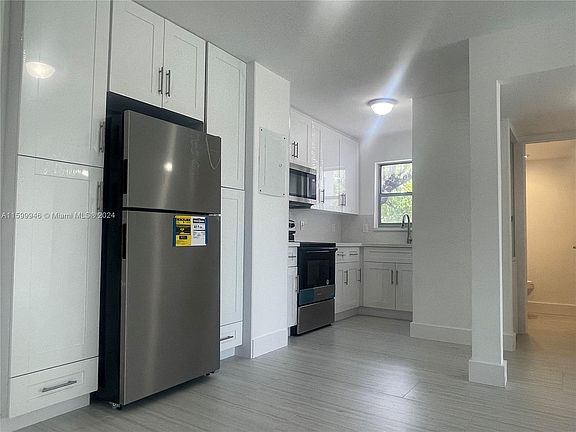 2nd image of 110 Fontainebleau Blvd APT 201