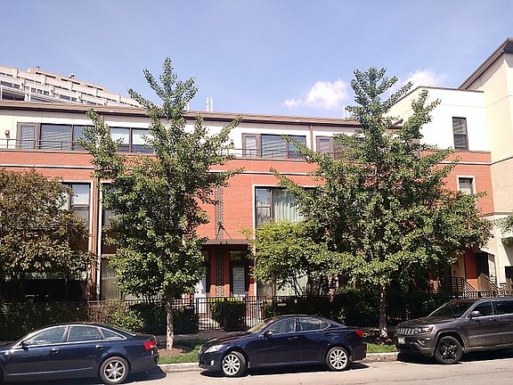 2nd image of 914 N Larrabee St #1
