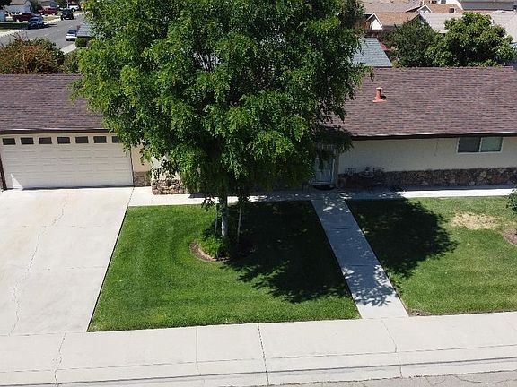 3rd image of 1275 Manor Dr