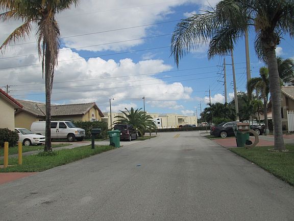 Exterior Neighborhood (street photo)