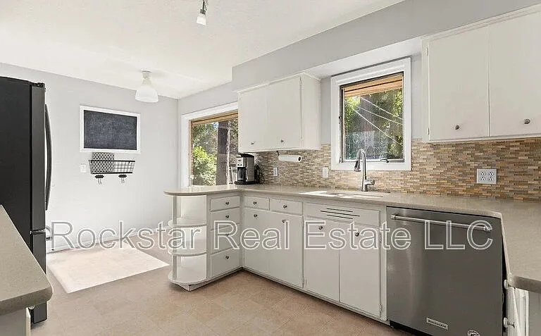 1110 E 28th Ave — Photo 25