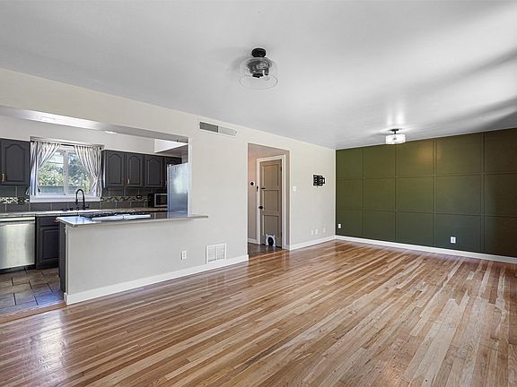 5th image of 2124 33rd St APT A