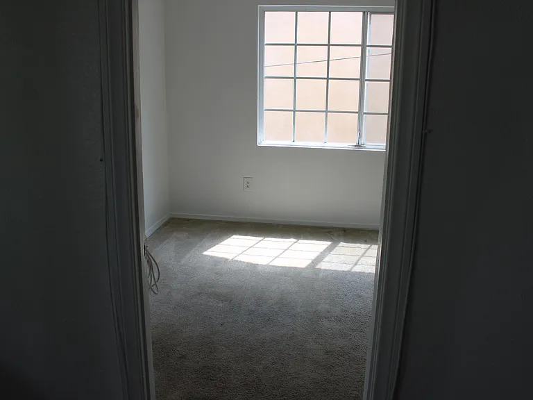 1007 Geraghty Ave — Photo 8