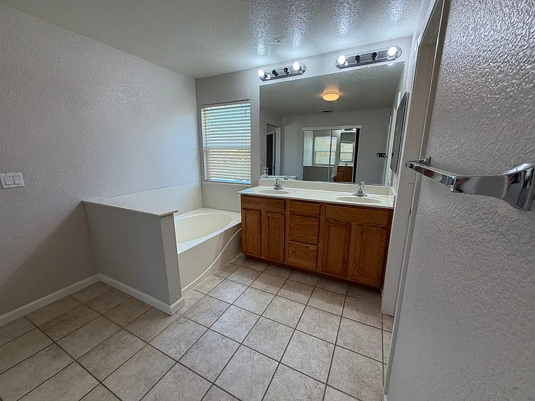 1613 Little Rock Cir — Photo 4
