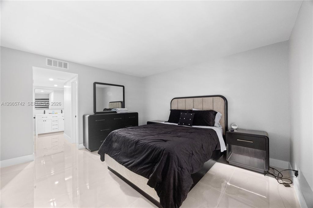 2302 S Cypress Bend Dr APT 306, photo 9