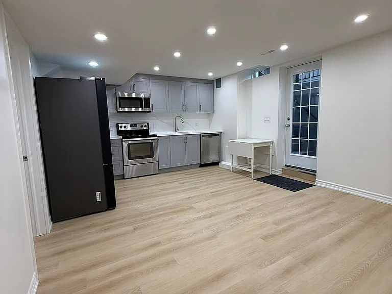 73 Thornlodge Dr W — Photo 5