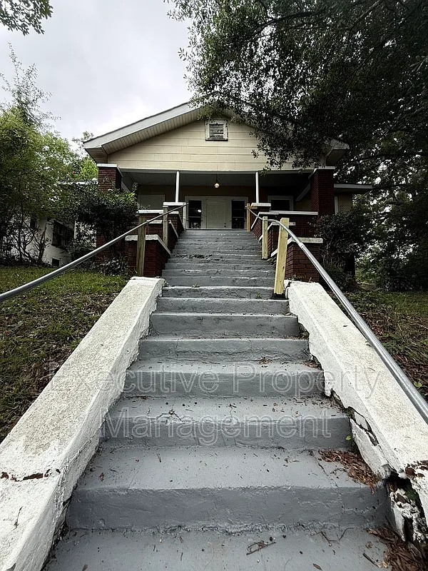4 bed, 2.0 bath, 1500 sqft, $1,100 — Photo 1