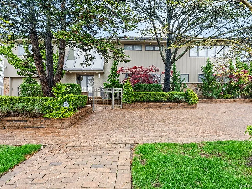 40 Cayuga Ave