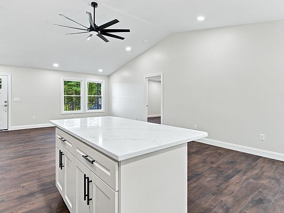 5th image of 102 Harvey St