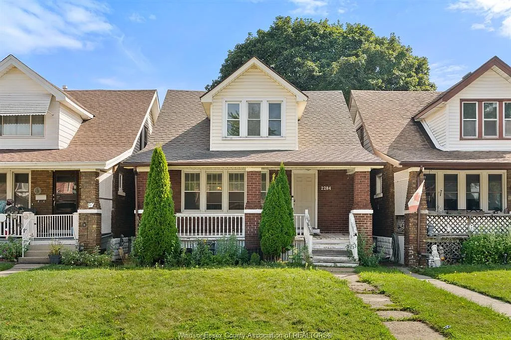 5 bed, $2,400 — Photo 1