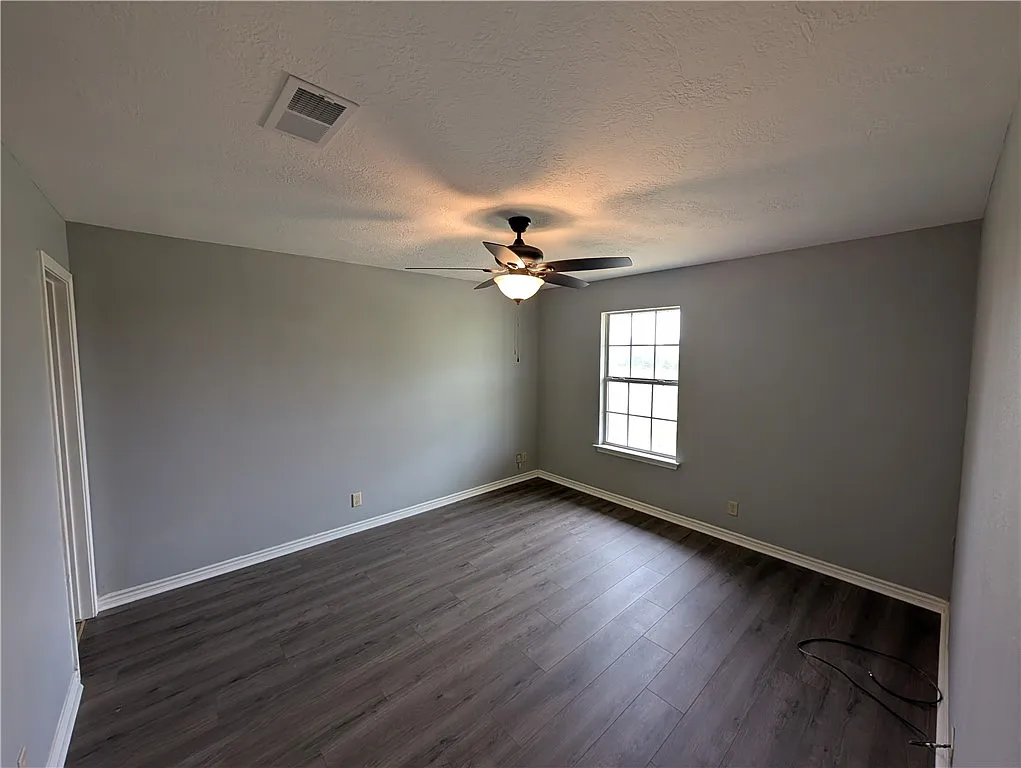 3 bed, 1280 sqft, $2,000 — Photo 3