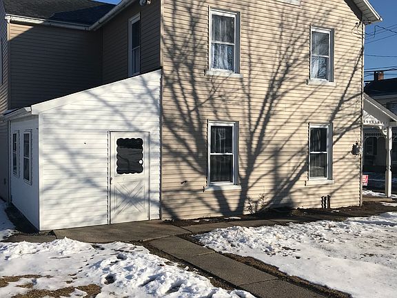 Side entrance with mud room