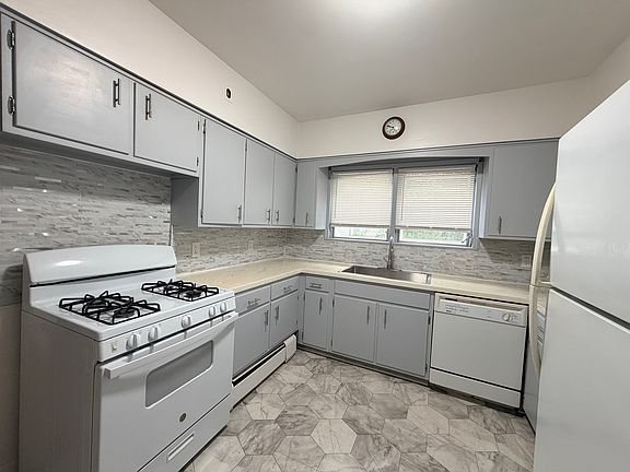 5th image of 376 Michigan Ave #1