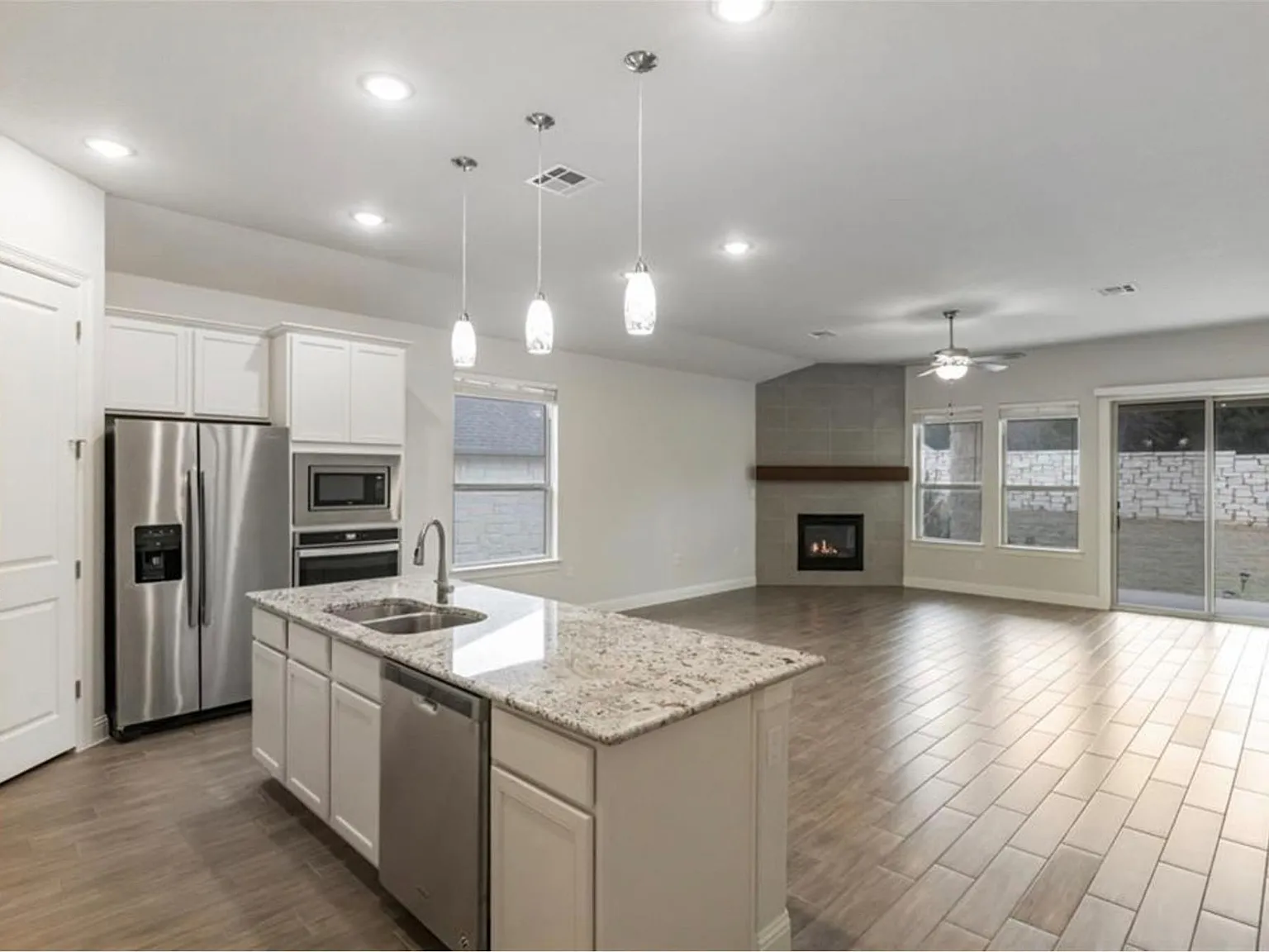 4 bed, 2.5 bath, 2208 sqft, $3,250 — Photo 3