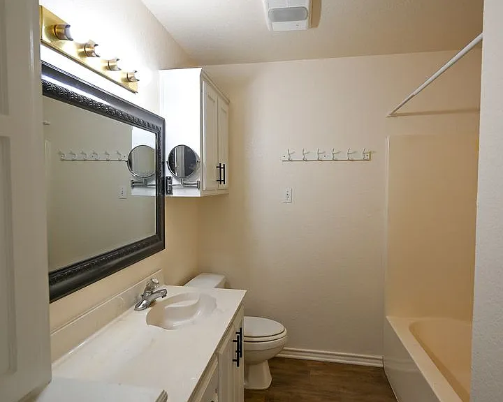 506 Valleyridge Ct — Photo 4