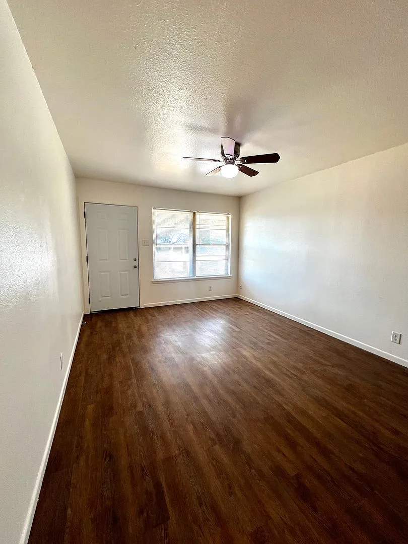 Charming 3 bedroom, 1 bathroom home — Photo 2