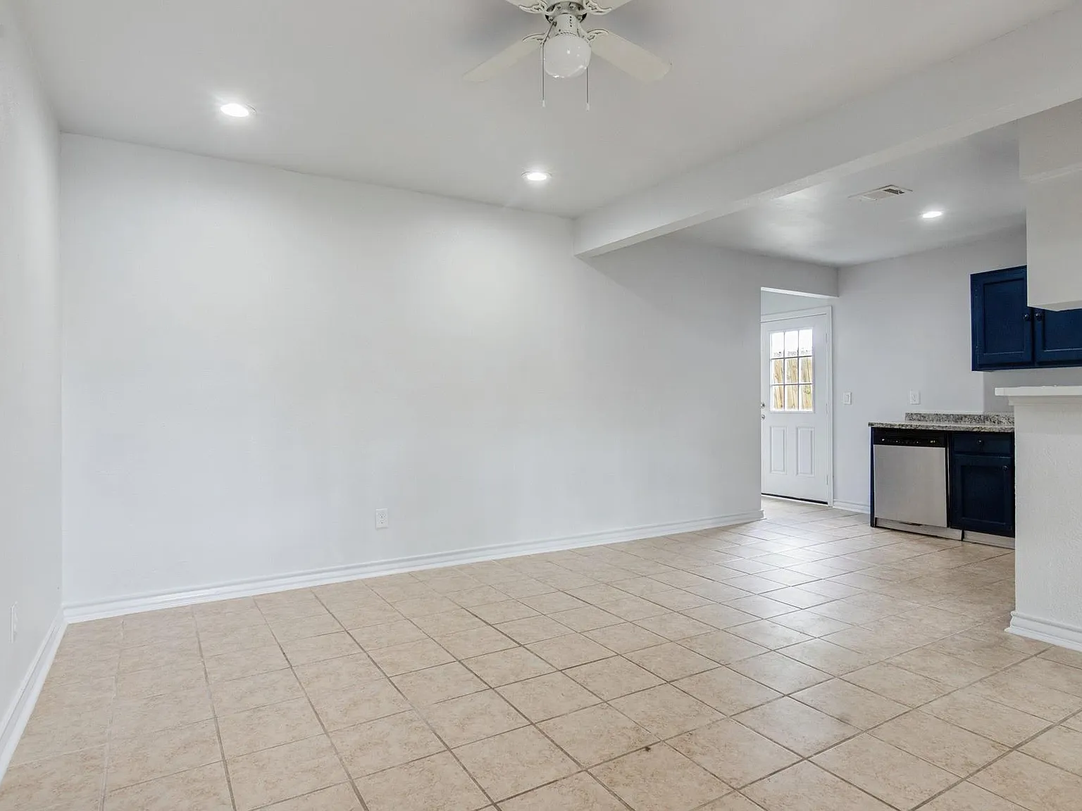 3 bed, 2.5 bath, 1844 sqft, $1,900 — Photo 3