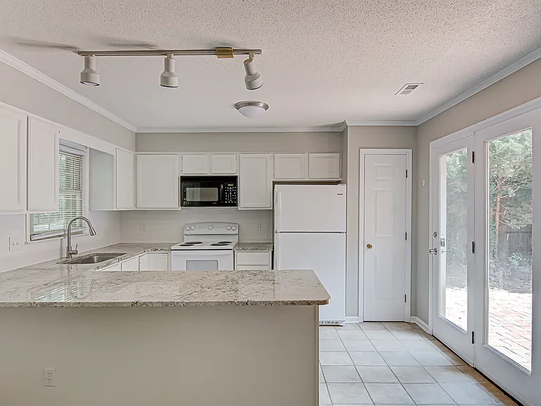 4639 Lawndale Dr — Photo 17