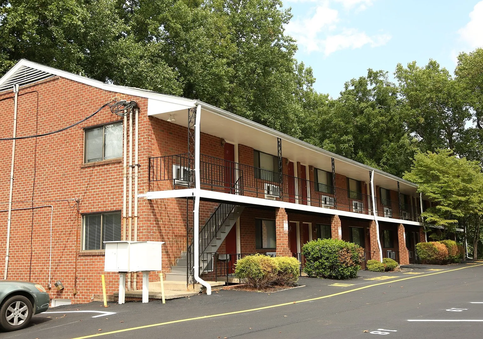 Lynnhaven Apartments — Photo 2