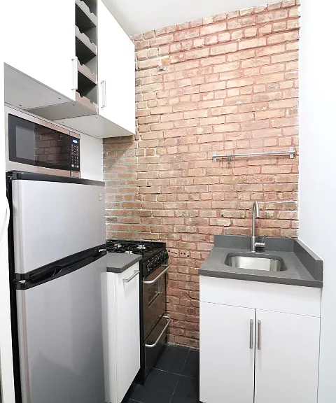 441 W 49th St #8 — Photo 4