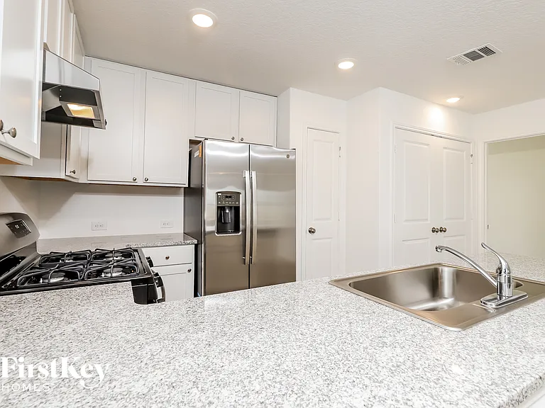 10407 McClintock Dr — Photo 8