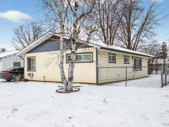 2835 Kensington Dr, Saginaw, MI 48601