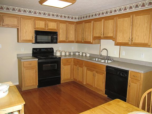 4th image of 3232 Bluegrass Dr