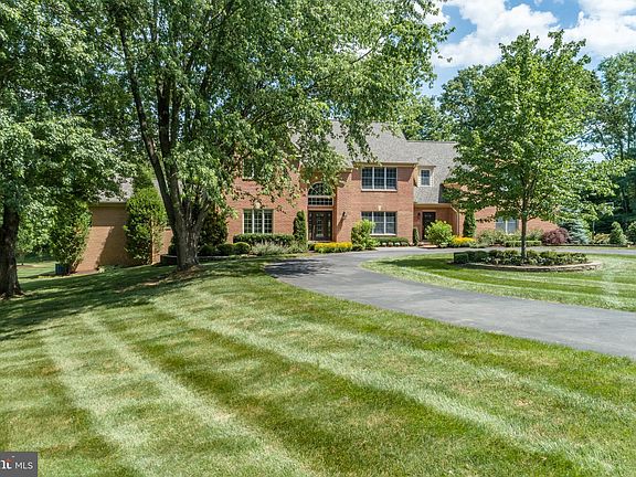 4th image of 265 Windsor Ln