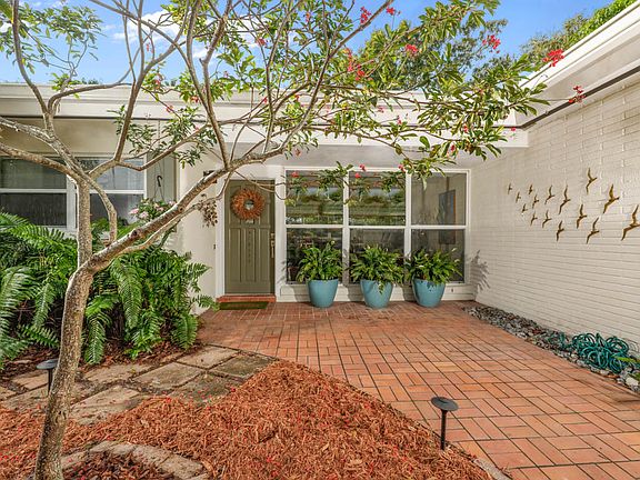 2nd image of 2836 Pinecrest St