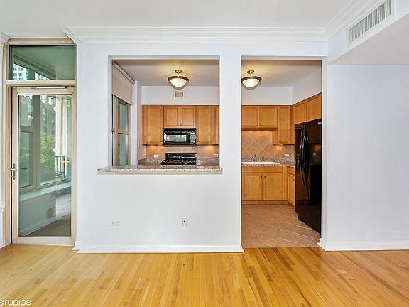 5th image of 25 E Superior St APT 404