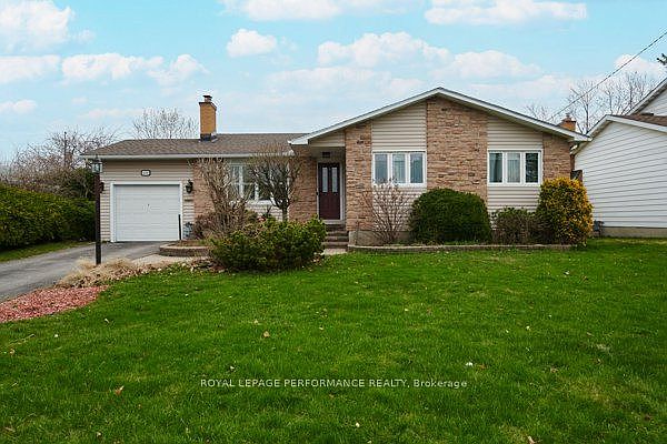 1st image of 401 Phoenix Cres