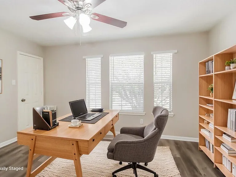 18450 Hollow Oaks Cir — Photo 16