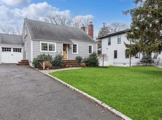 55 Chatham Rd, Hewlett, NY 11557