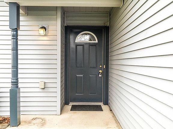 4th image of 533 Warwick Ln