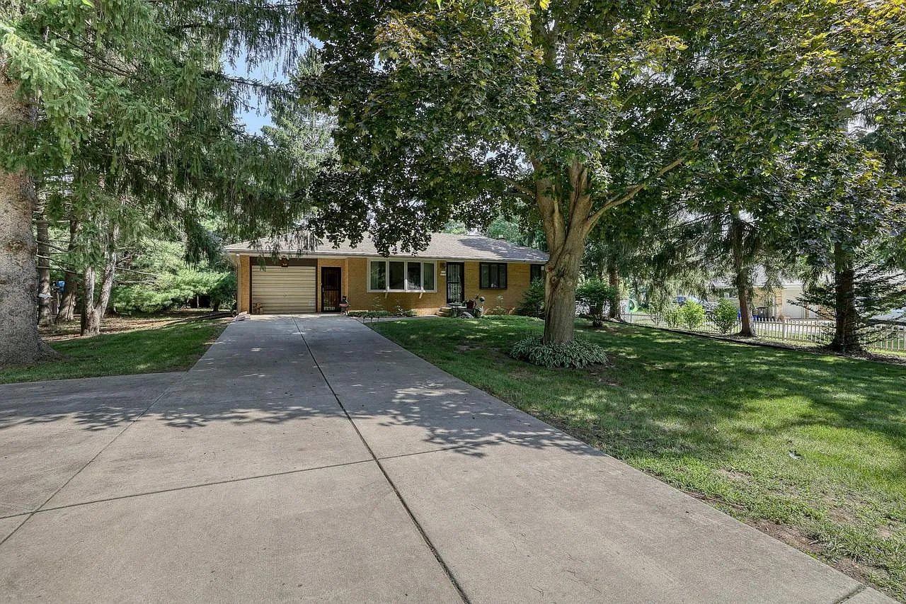 W220N8342 Rudy COURT photo 1