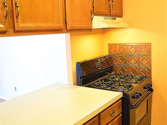 5th image of 2 Elmwood Park Dr APT 326