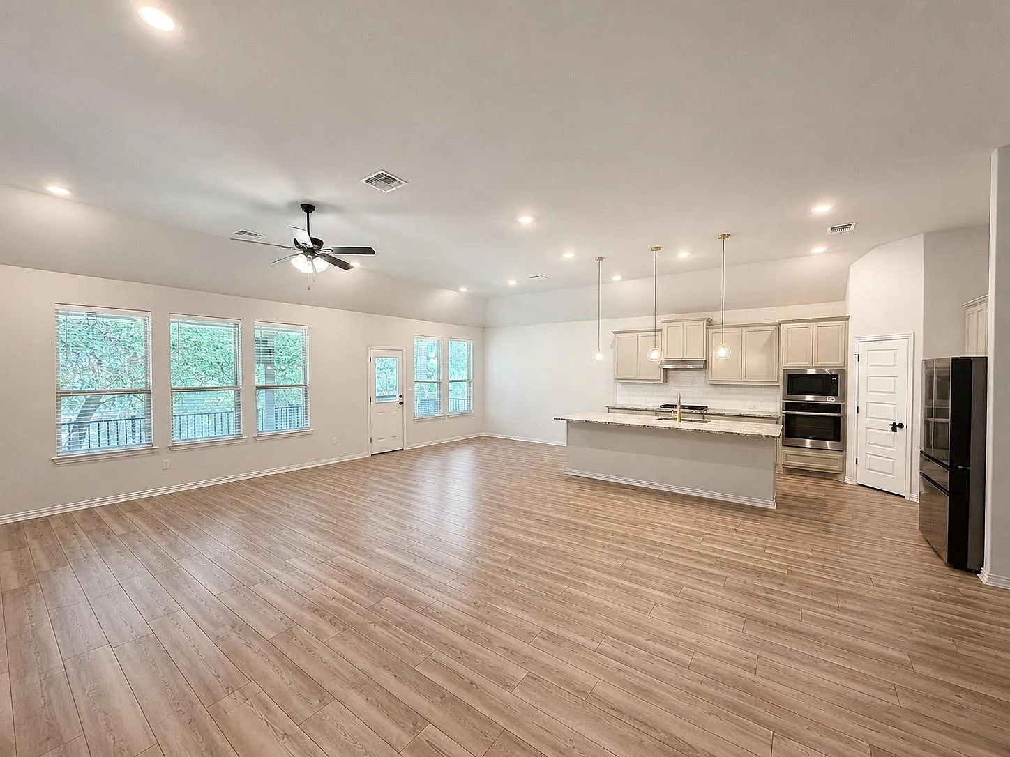 4 bed, 3.0 bath, 2815 sqft, $3,500 — Photo 3