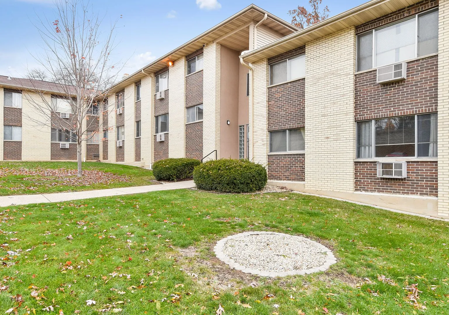 Executive East Apartments — Photo 2