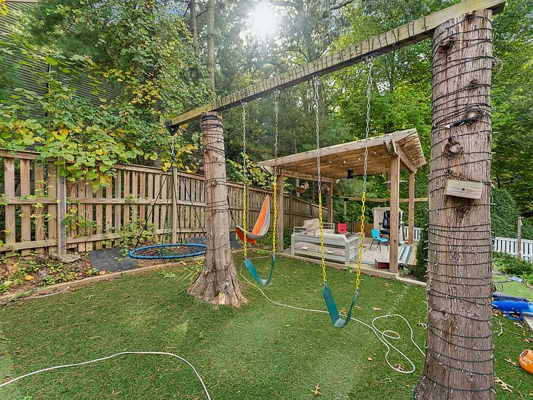 8403 Silverdale Ct — Photo 34