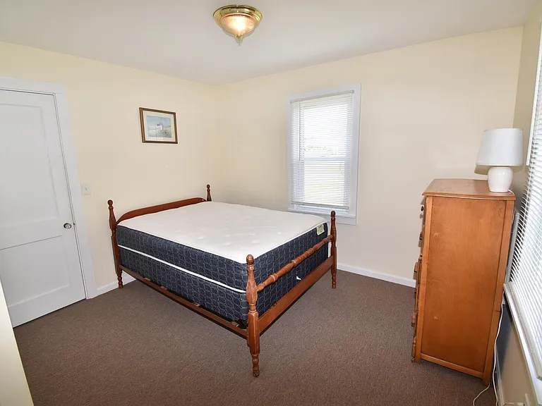 22 Montauk Ave — Photo 5