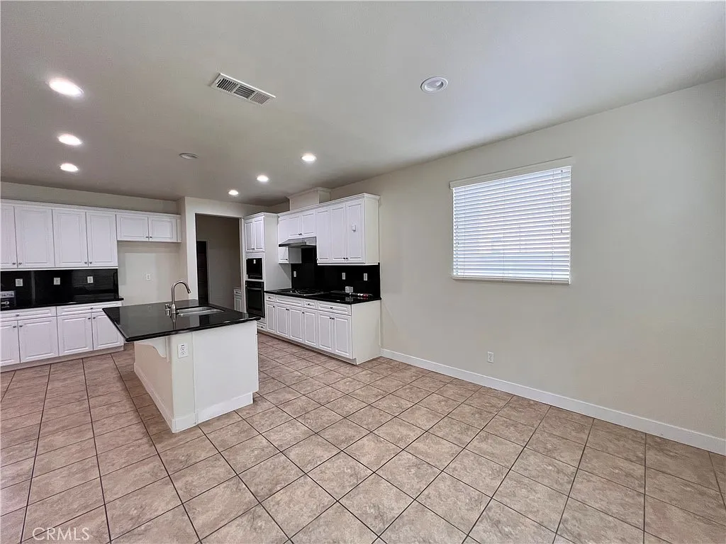 4 bed, 2.5 bath, 2567 sqft, $3,650 — Photo 4