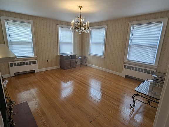 5th image of 290 Milton St